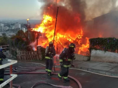 una-vivienda-fue-totalmente-destruida-por-incendio-en-vina-del-mar-750x400